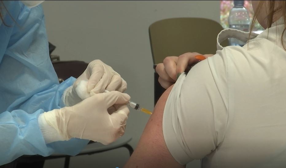 437 novih slučajeva u protekla 24 sata, utrošene 4 doze cjepiva